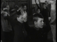 Kerstmis 1938: jeugdige zangertjes zingen kerstliederen in de kerk
